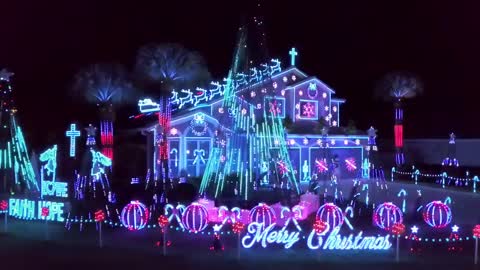 The Castle Family 's High-Tech Holiday Lights - The Great Christmas Light Fight