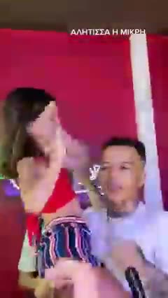 9 χρονών κοριτσάκι να ξέρει απ' εξω και να «τραγουδάει» για κόκες και γμσ@...