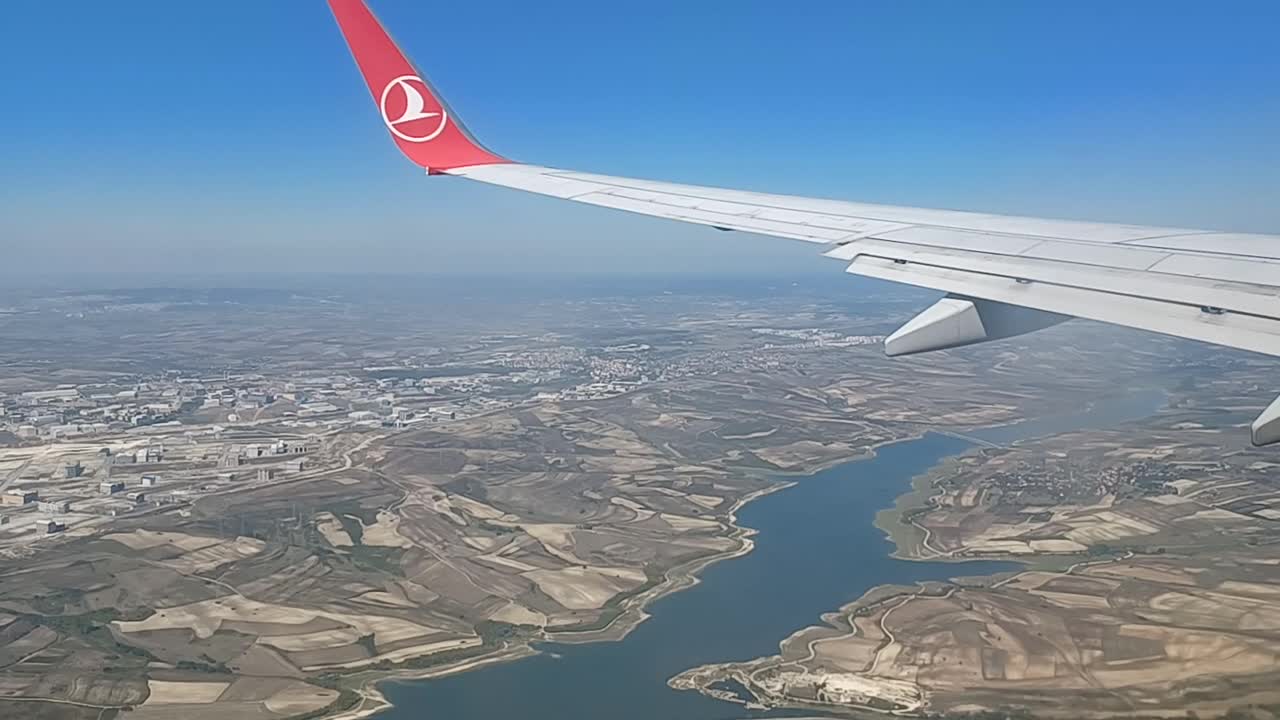 Turkish Airlines B737-800 landing in Istanbul