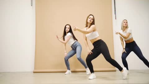 BEAUTIFUL DANCE OF THE YOUNG GIRLS.