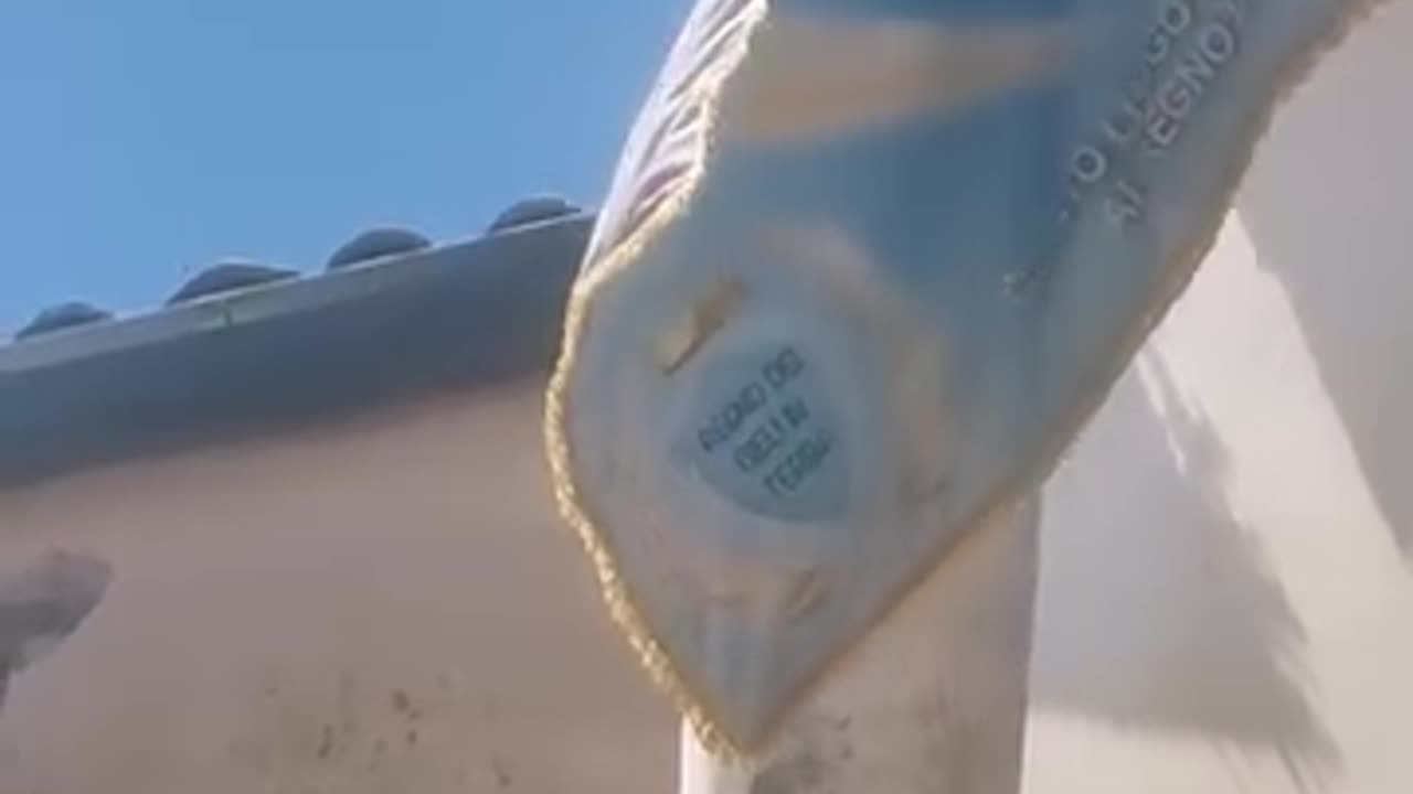 QUANDO UNA NAZIONE NE INVADE UN ALTRA, IL VESSILLO E LA BANDIERA HANNO LE FRANGE DORATE .