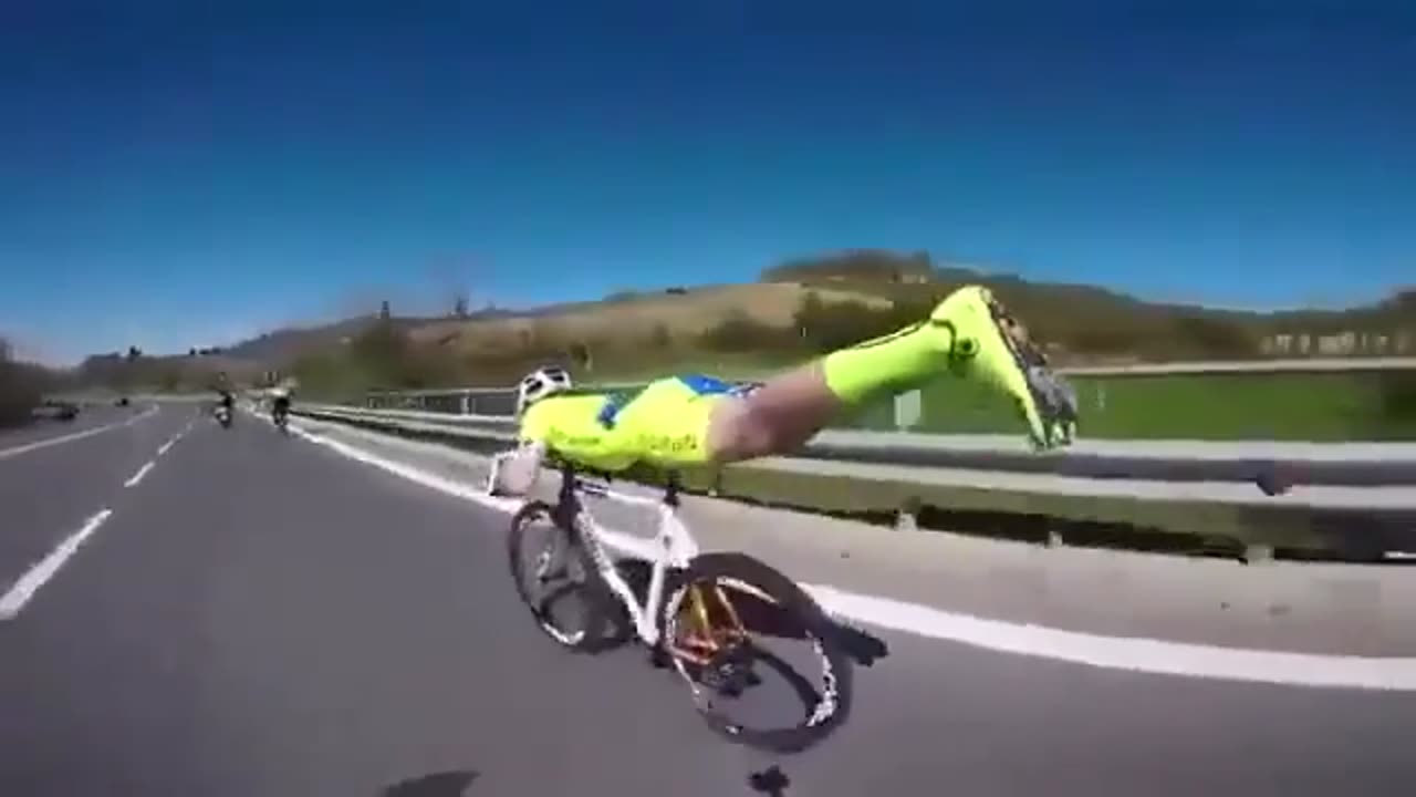 Cyclist suspended himself on his bicycle while going down a slope to take the lead at a race! 😱