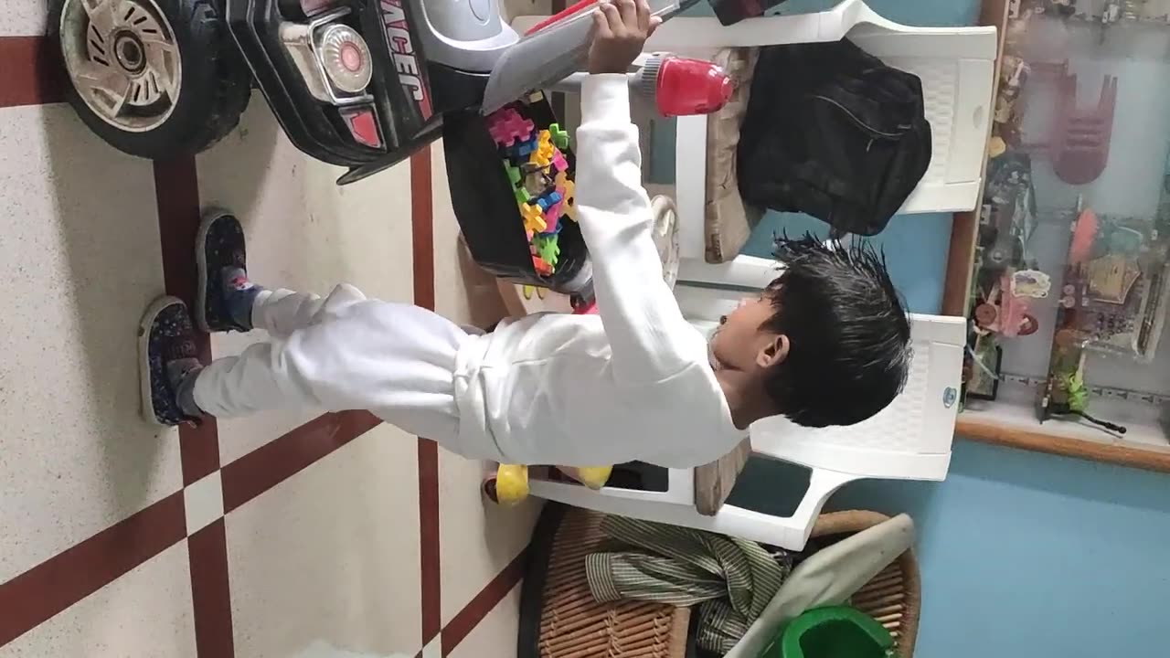 3 साल का बच्चा स्कूटर चलाता है___ 3 year old child rides a scooter