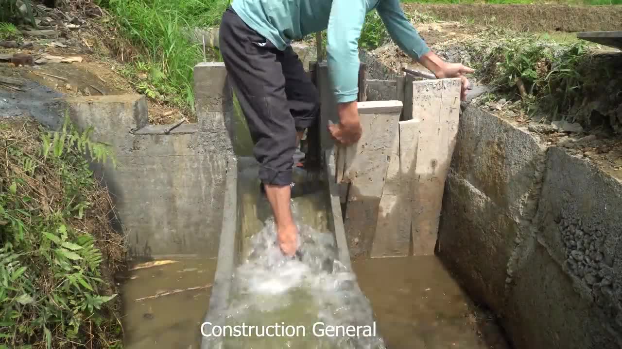 Blocking The Water Flow To Build Mini Hydroelectricity