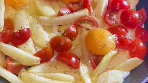 potatoes with tomatoes and cheese