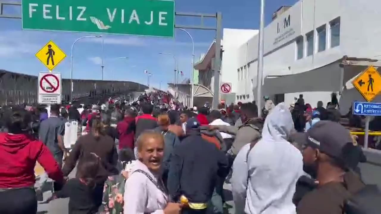 Massive Group Of Migrants Rushes Across Border Into El Paso