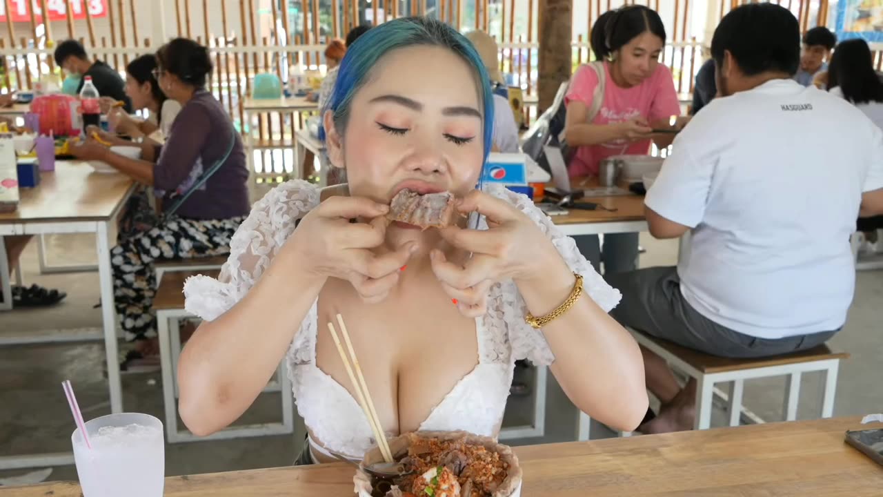 Beautiful Thai Lady Cooks Special MEAT Noodle - Thailand Street Food