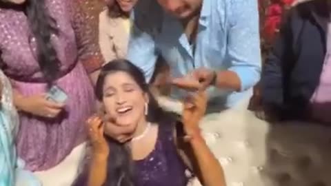 Phir larkiya kahti hain Hum to makeup ni karti 😜