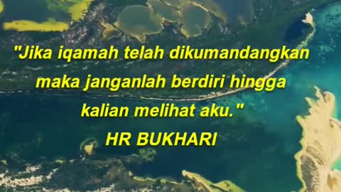 Jika iqamah telah dikumandangkan maka janganlah berdiri hingga kalian melihat aku.