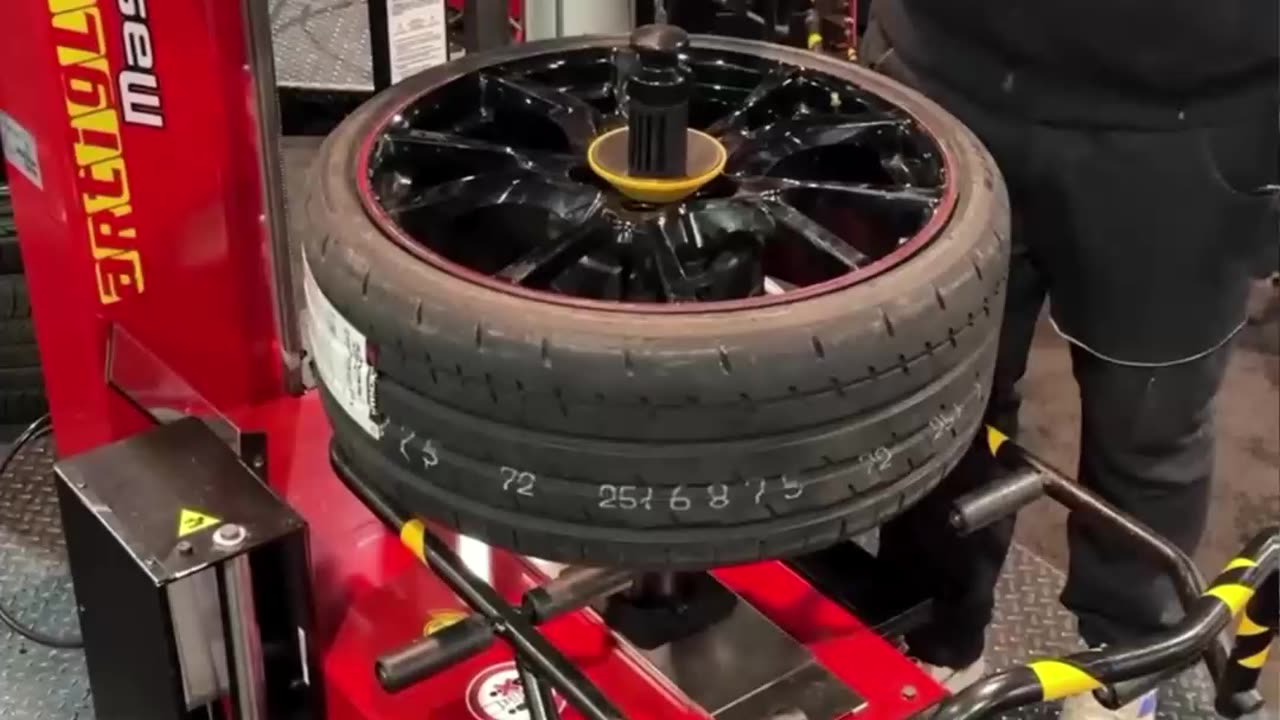 Got to see the Corghi Artiglio Master 28 tire machine in action @semashow this year