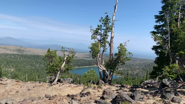 Central Oregon - Three Sisters Wilderness - Lake + Mountain Viewpoint - 4K