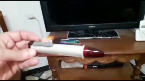 Médico chileno se queja de porque la vacuna, genera magnetismo en la cabeza.