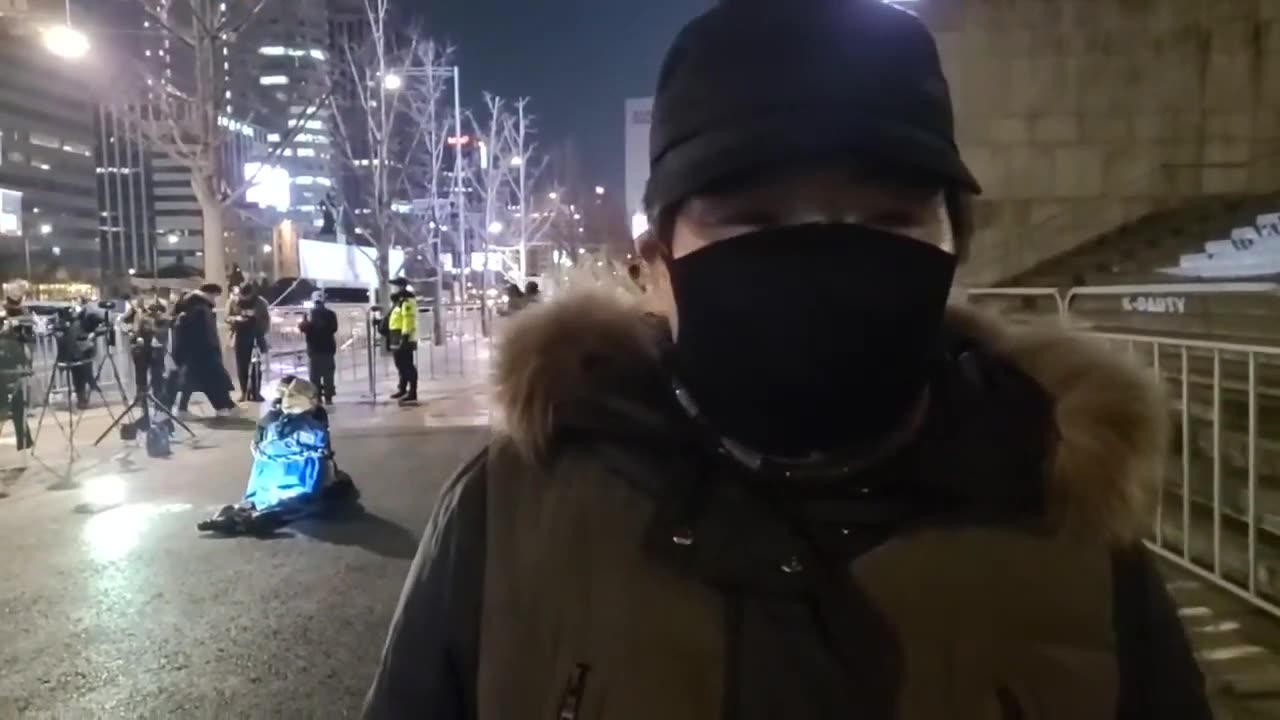 20210219_V3_S02(U0GXV6-tbh8)쪽팔리게 만드냐고_ 왜 나라를 이렇게_ 잘때 가슴에 손얹고, 펜스쳐진 세종문화회관에서