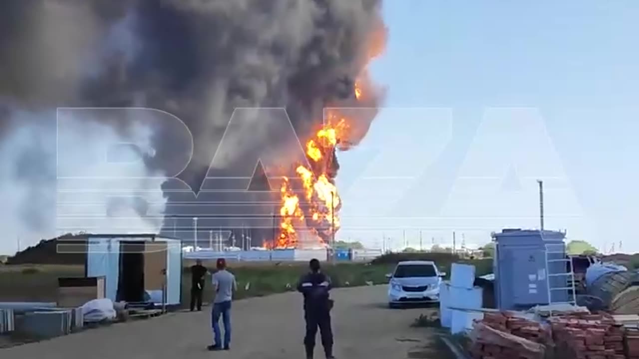 The oil depot in Proletarsk, Russia, attacked by drones, has already burnt out