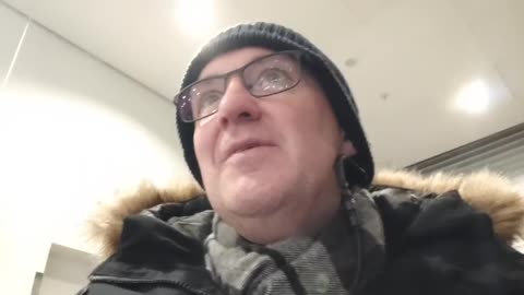 Så kom en vän som hälsar i sändningen. Han har slutat med alkoholen.