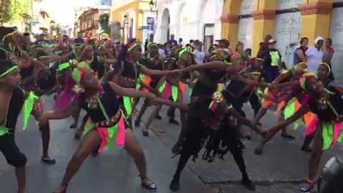 Institución Educativa Maria Cano en el desfile de los colegios