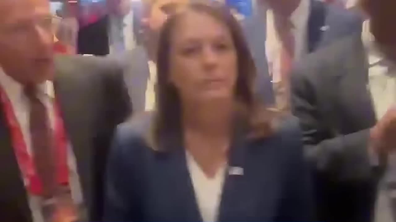 Furious senators chase down Secret Service boss