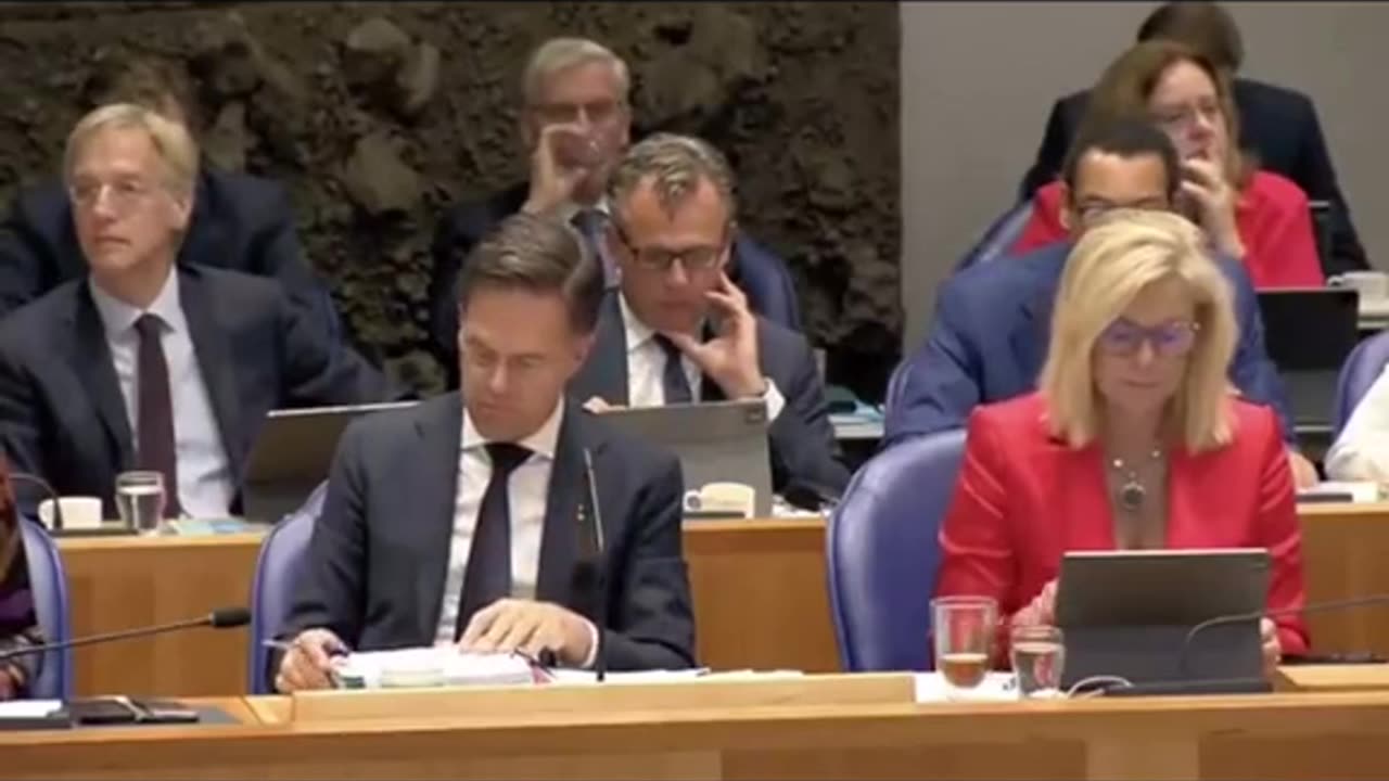 That is why PVV is now the winner with 37 seats.