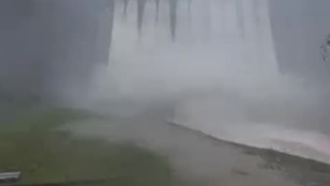 Kolejna tama się przelewa, tym razem w Zagórzu Śląskim.
