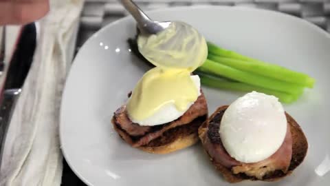 How To Make a 1-Minute Sauce Hollandaise