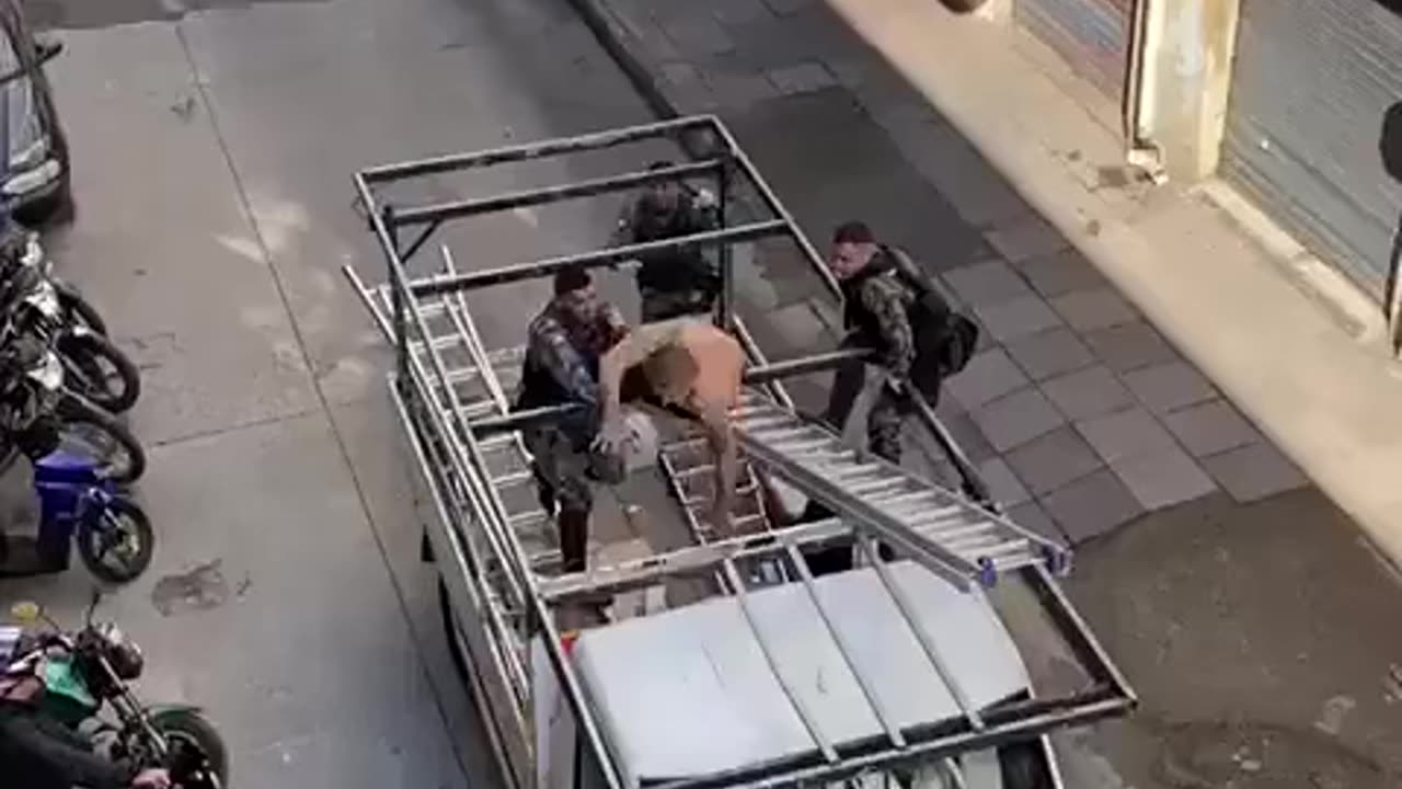 Tough guy fights brazillian officers. (Watch until the end)