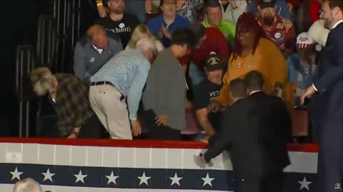 JD Vance after woman screams when chair breaks: "Kamala Harris built this platform!"