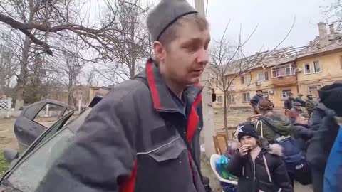 Russian forces and DNR helping civilians to safety in Mariupol