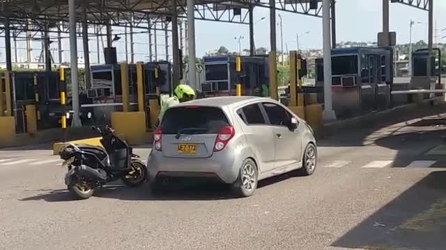 Carro en contravia en el peaje