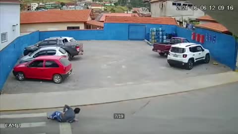 The young man was bullied by a dog, and it looked a little funny!