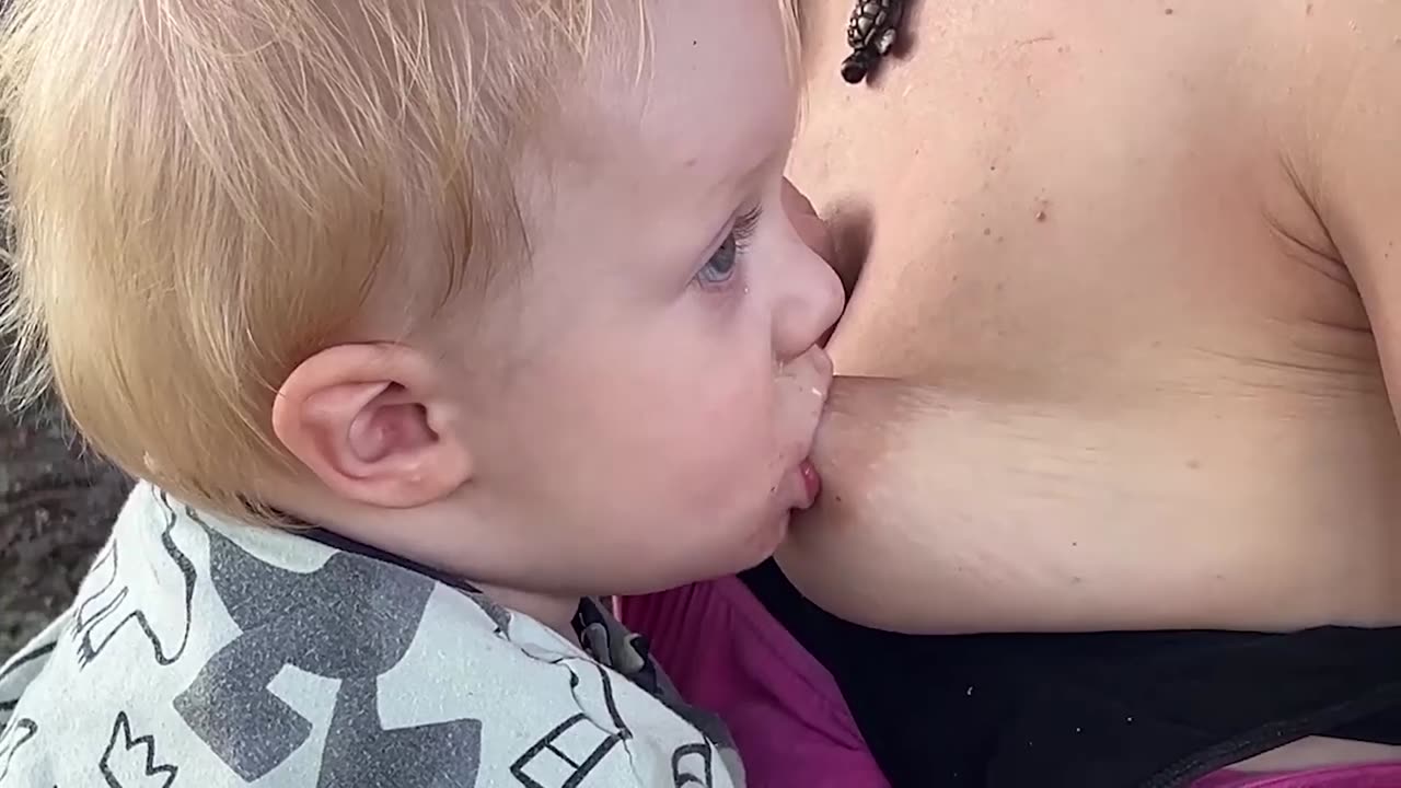 BREASTFEEDING OUTSIDE//