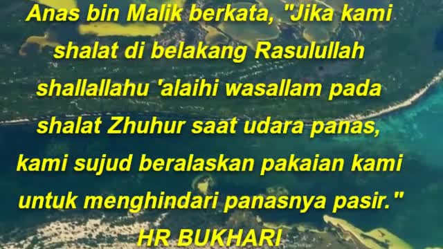 saat udara panas, kami sujud beralaskan pakaian kami untuk menghindari panasnya pasir.