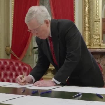 Mitch McConnell uses hemp pain to sign 2018 Farm Bill