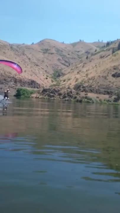 Temerario paracaidista aterriza suavemente en el agua