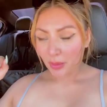 SHE IS ONE HOT SINGER MILF 😜