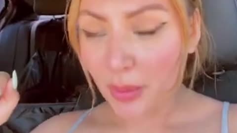 SHE IS ONE HOT SINGER MILF 😜