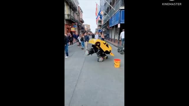 Street Performer makes transformers character video