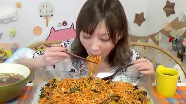 woman eating a lot, how can someone eat so much