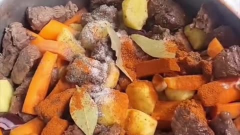 Cooking food (የአበደ ቀይ ወጥ )