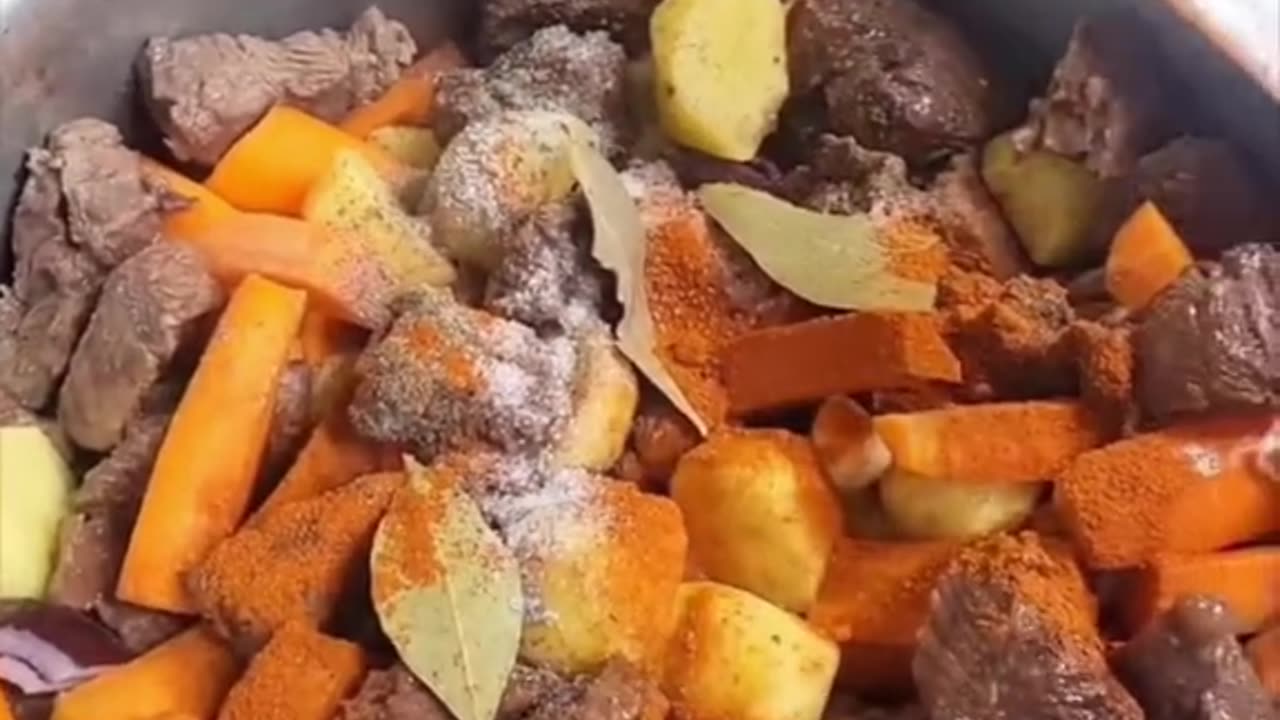 Cooking food (የአበደ ቀይ ወጥ )