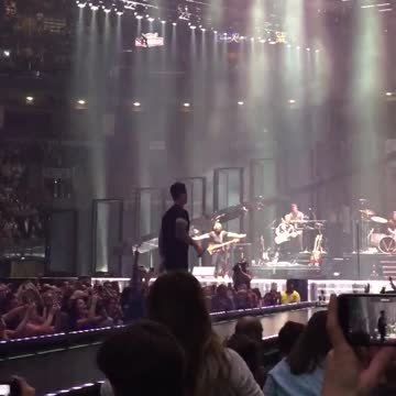 Adam Levine tira el micrófono, golpea a fan en la cara