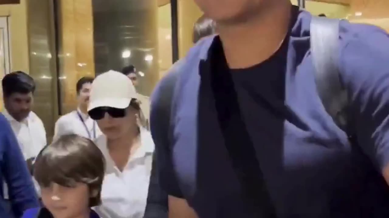 Shahrukh Khan With Family At Airport #srk