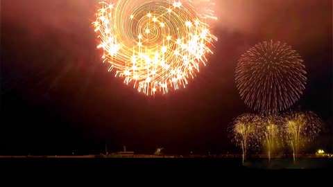 Beautiful revolving fireworks, of course, I want Aite's beautiful girls to watch them together