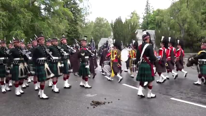 The Queen inspects the guard of honour at the gates of Balmoral Castle and Estate Aug 2018