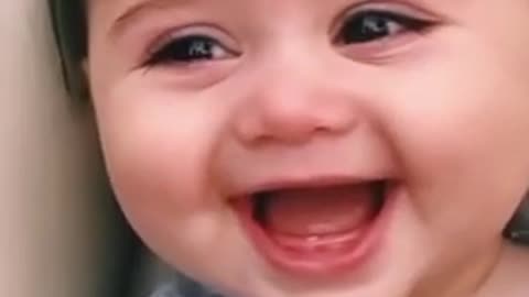 The baby's smile is so beautiful that he will fall in love with it