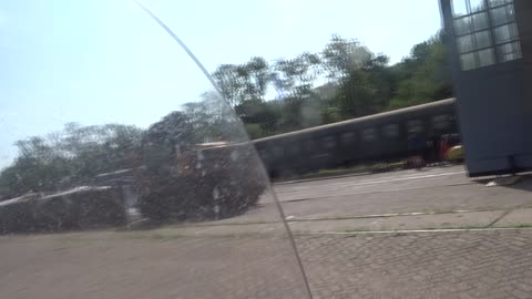 We arriveren in het Stoomdepot van Rotterdam met antieke (stoom)treinen in Kralingse Bos