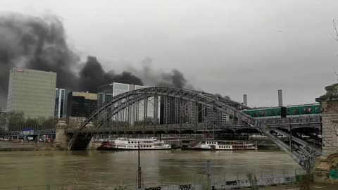 Protesters set Gare de Lyon on fire
