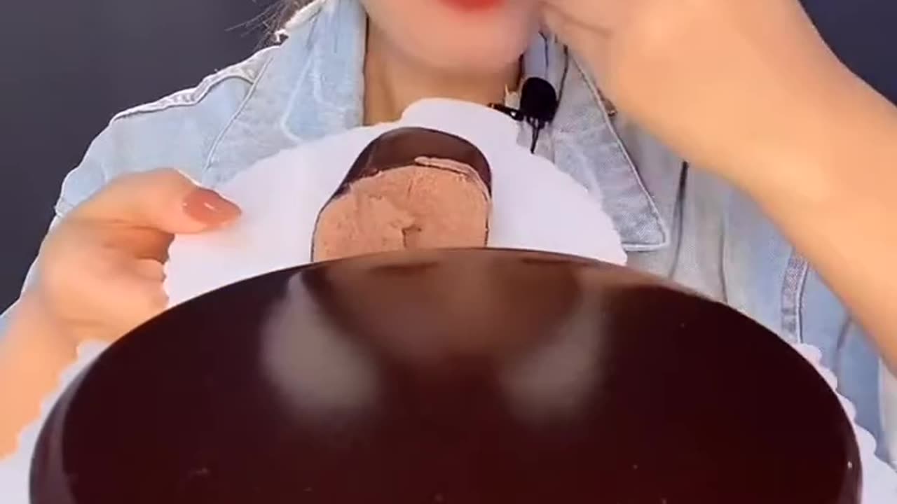 ASMR Cake Eating Mukbang 초코 케이크 먹방