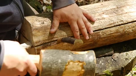 Splitting boards from logs