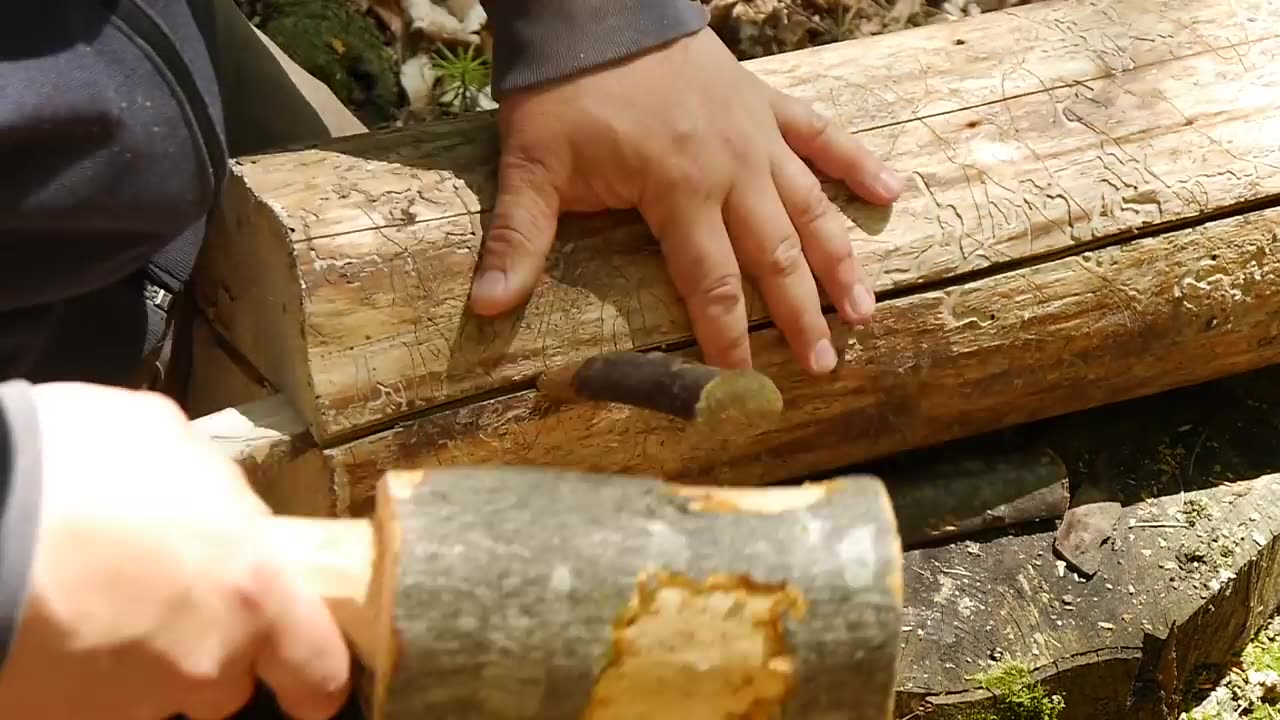 Splitting boards from logs