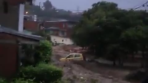 Desbordamiento de quebrada y de aguas lluvia en el barrio El Sol